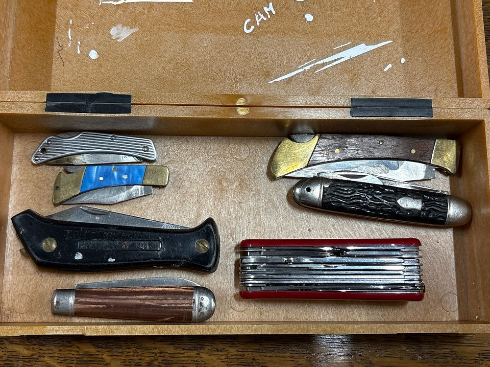 Lot 221: Seven Pocket Knives