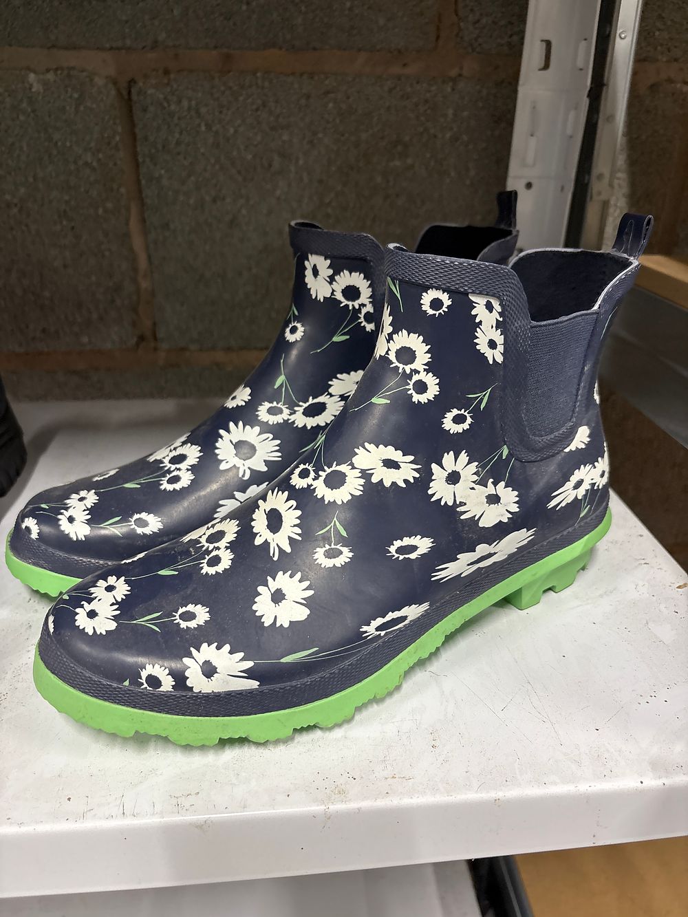 Lot 155: New Size 8 Ankle Wellies