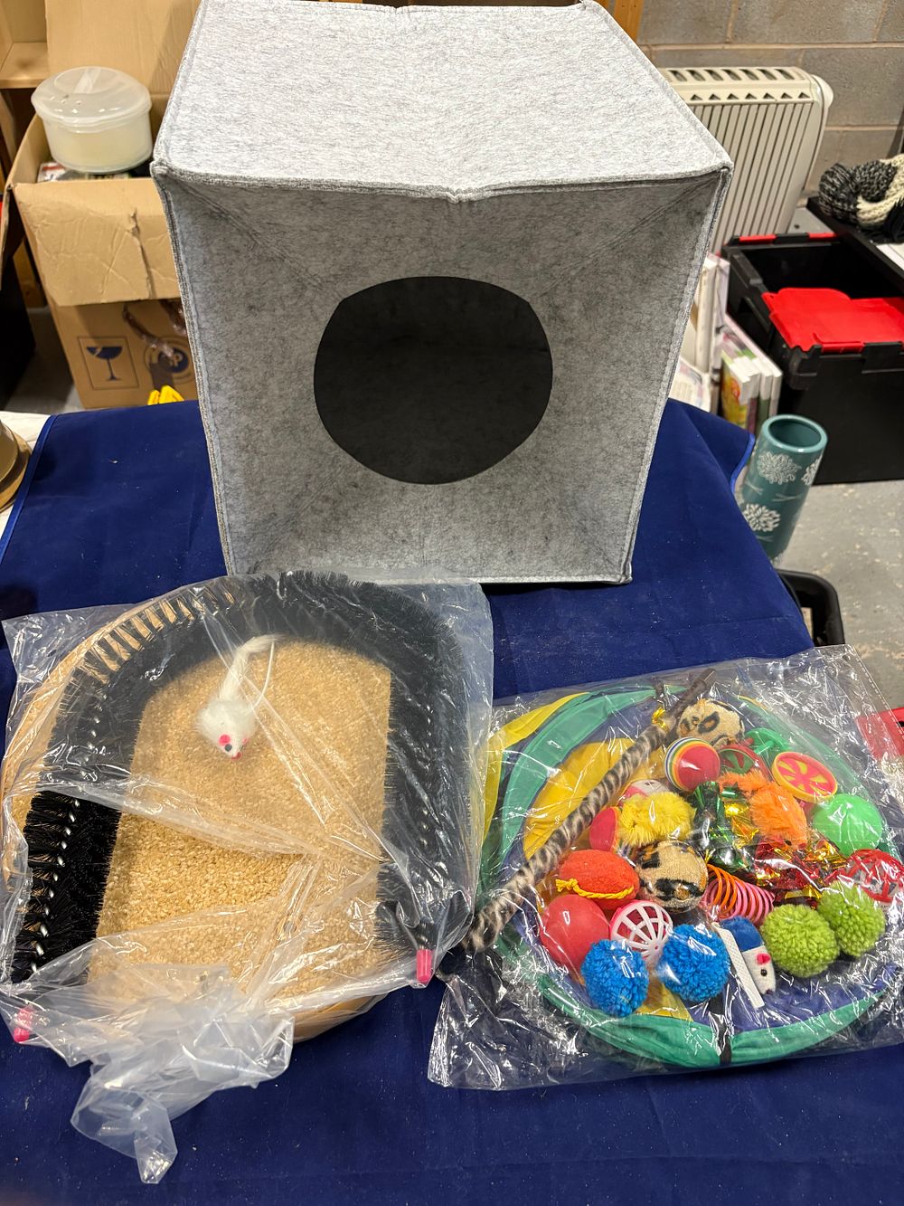 Lot 189: New unused Cat Items