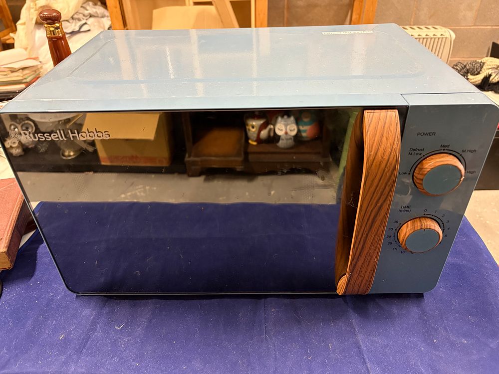 Lot 194: Microwave . Russel Hobbs Blue