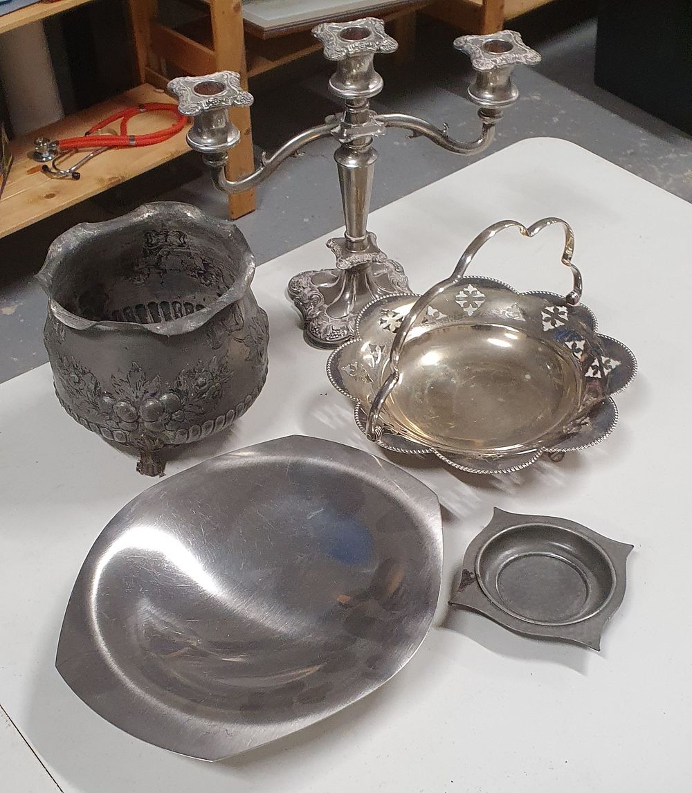 Lot 212: Selection of metalware