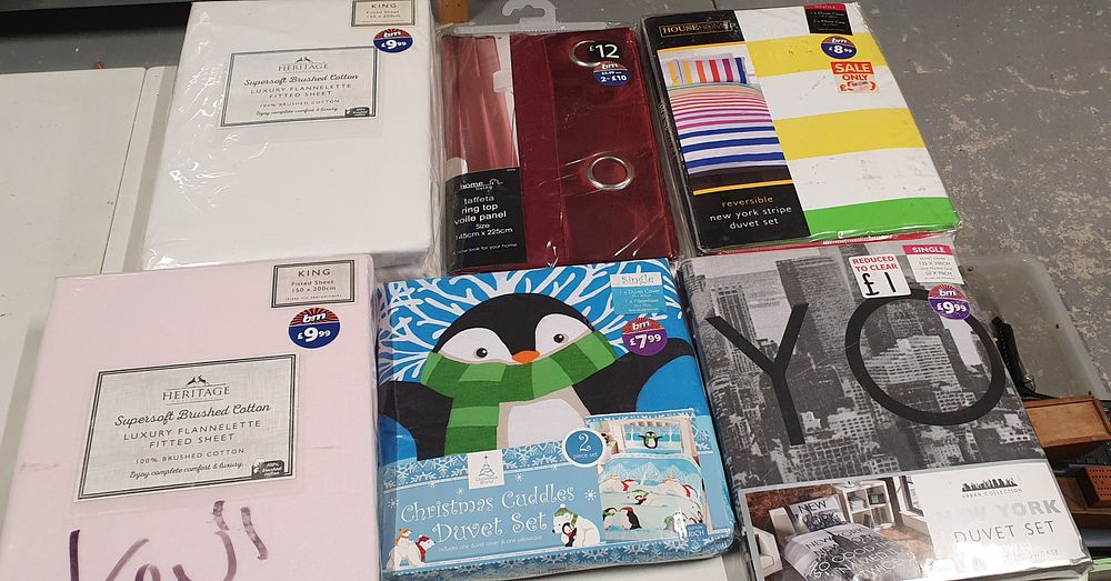 Lot 224: Selection of new bedding