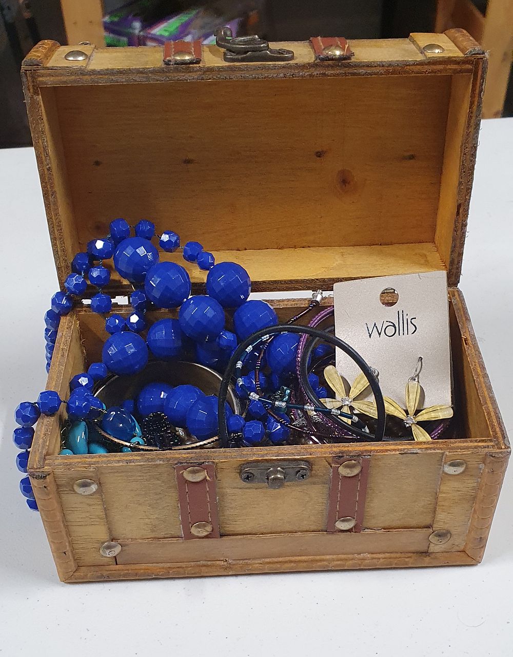 Lot 229: Box of costume jewellery