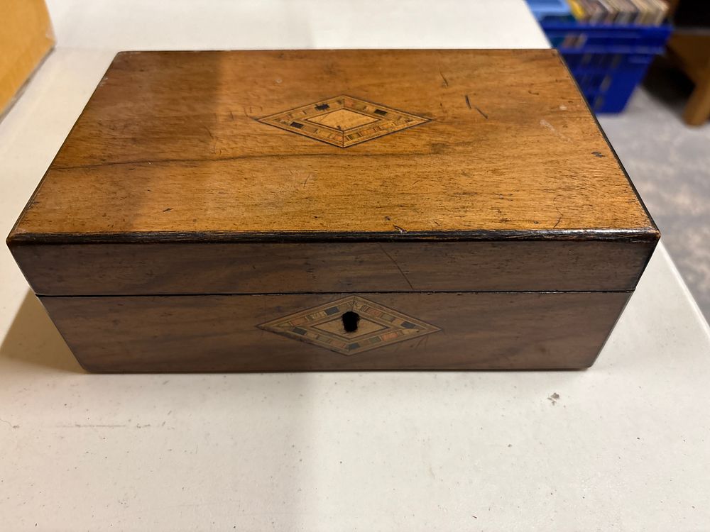 Lot 132a: Old inlaid trinket box