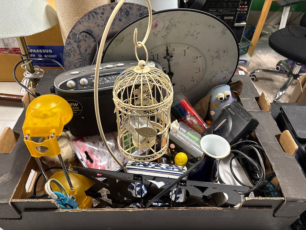 Lot 251: Mixed Box of Car Bootable Items