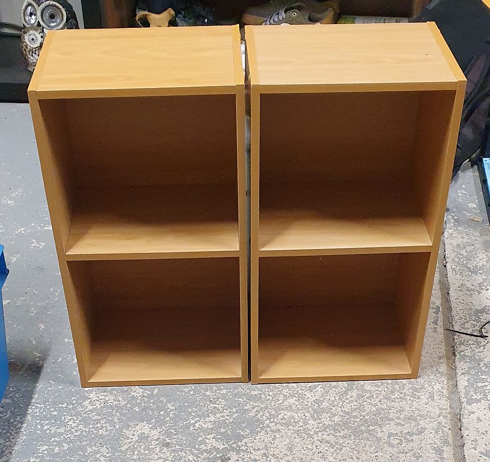 Lot 262: 2 small shelving units approx 21 "high 12 x wide