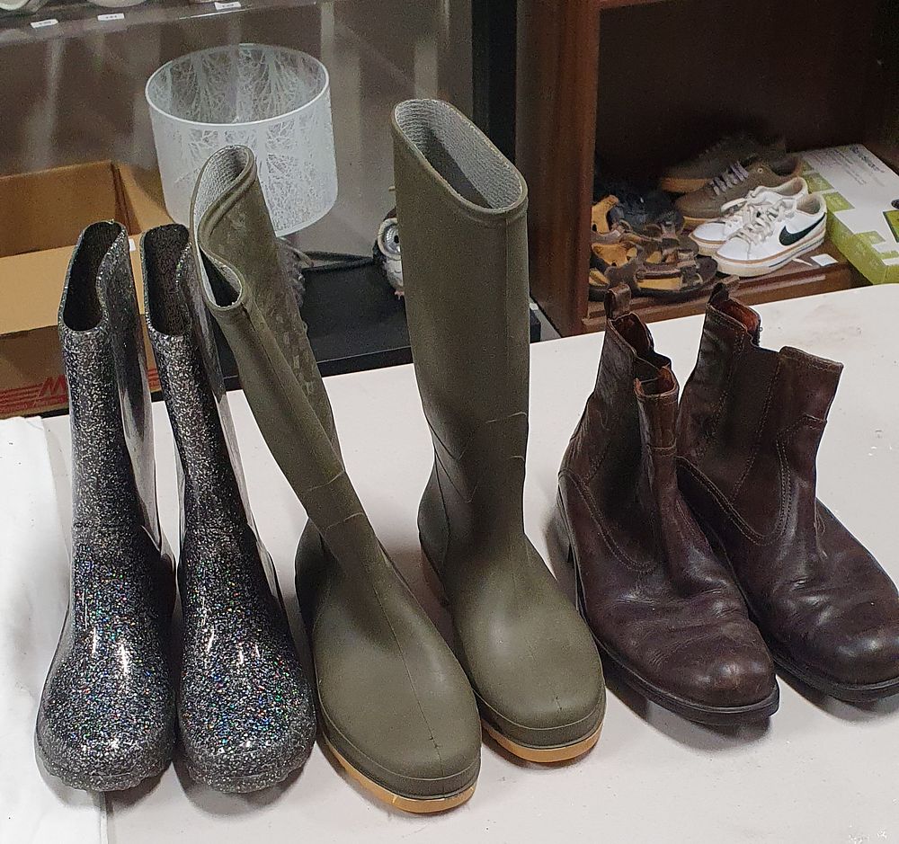 Lot 270: Wellies and boots