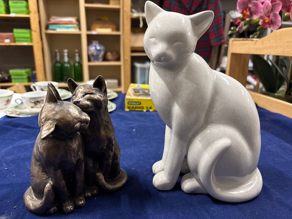 Lot 279: Frith Sculptures cats and a larger Ceramic Cat