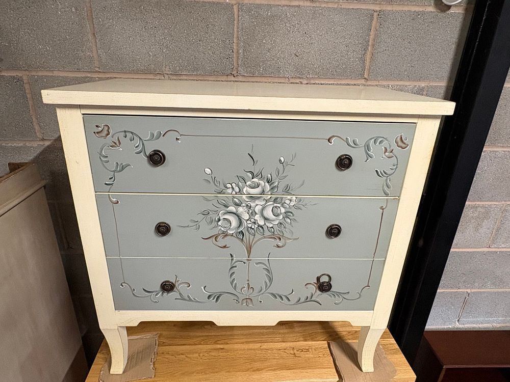 Lot 287: Decorative Chest of 3 Drawers