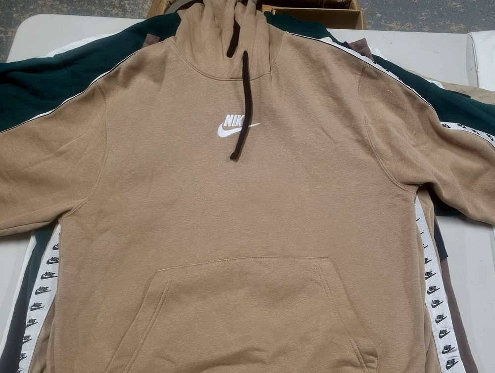 Lot 306: A lot of clothing