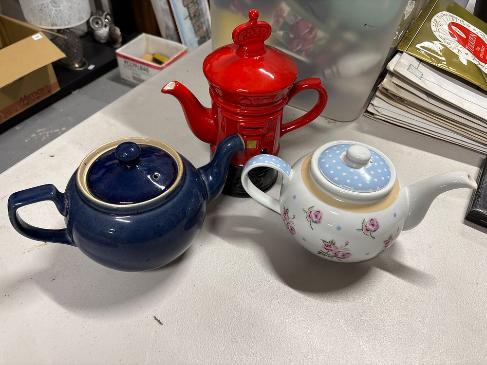 Lot 317: Three Teapots
