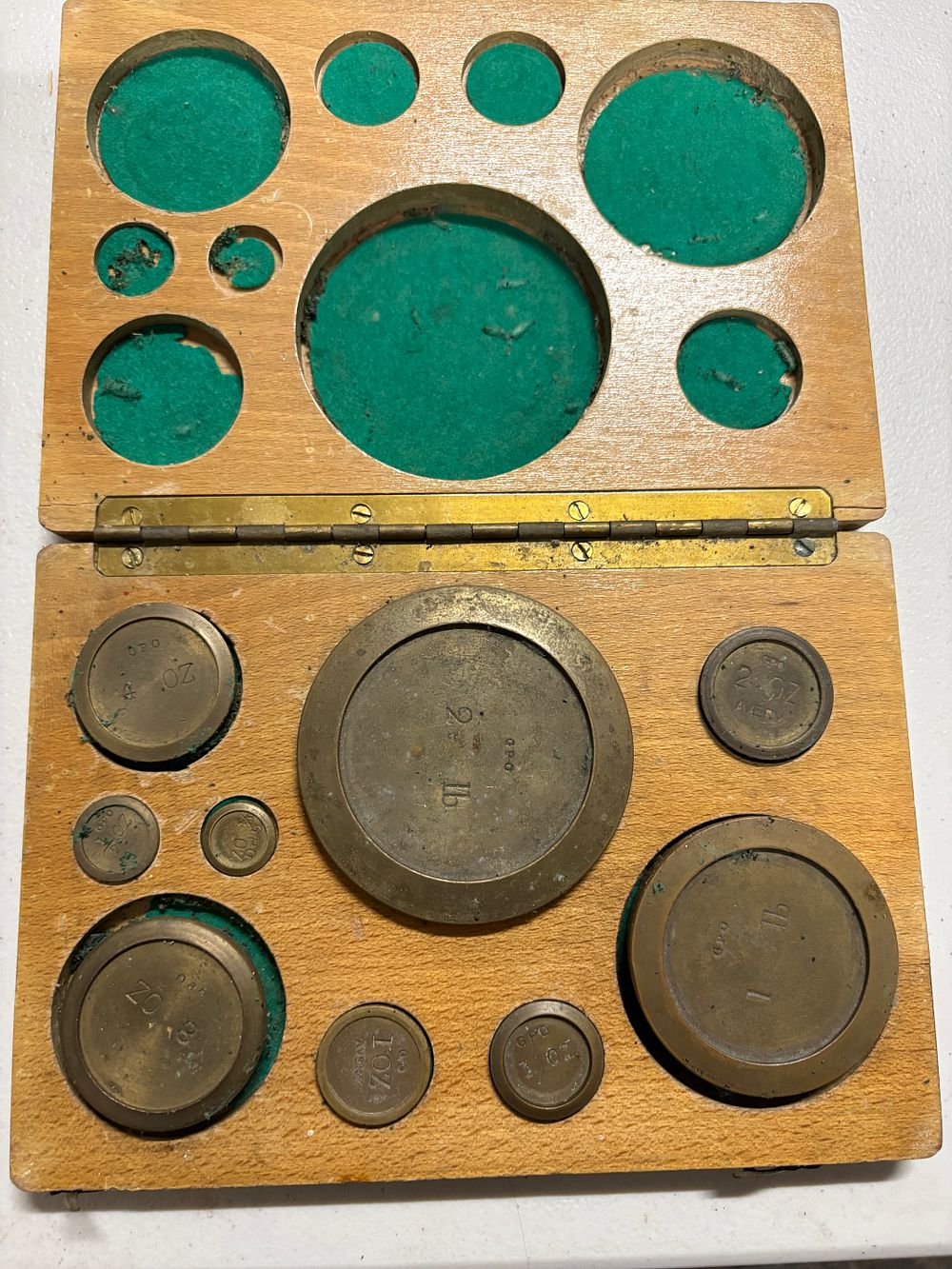 Lot 318: Vintage Boxed Set of Brass GPO Weights
