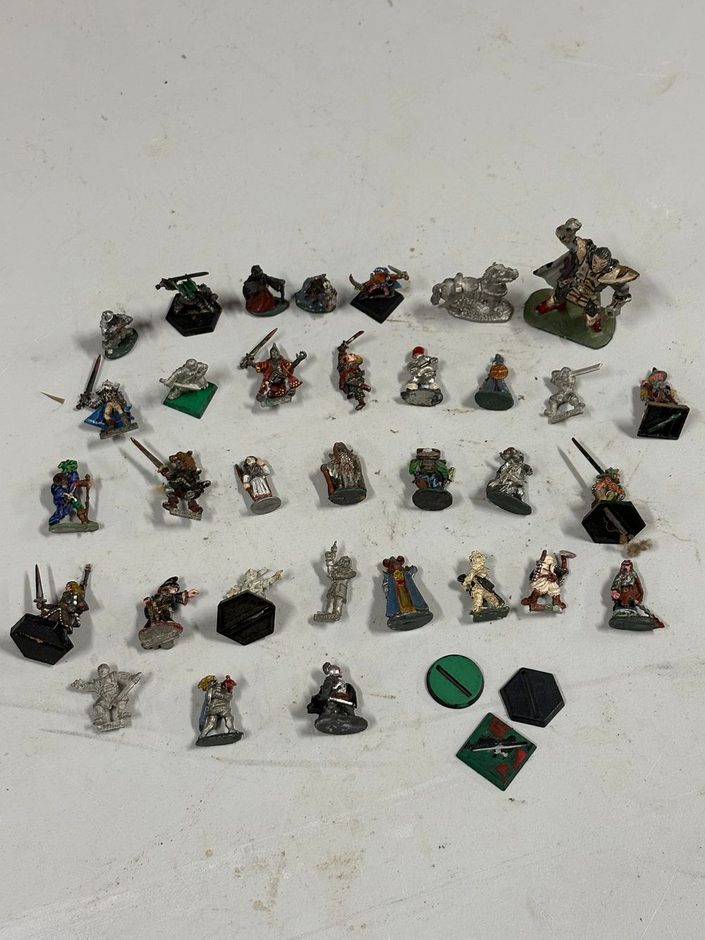 Lot 151: War Hammer / Dungeons and Dragons Figures