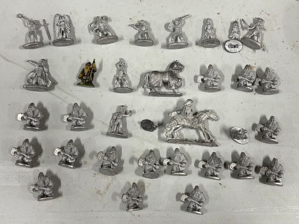 Lot 152: War Hammer / Dungeons and Dragons Figures