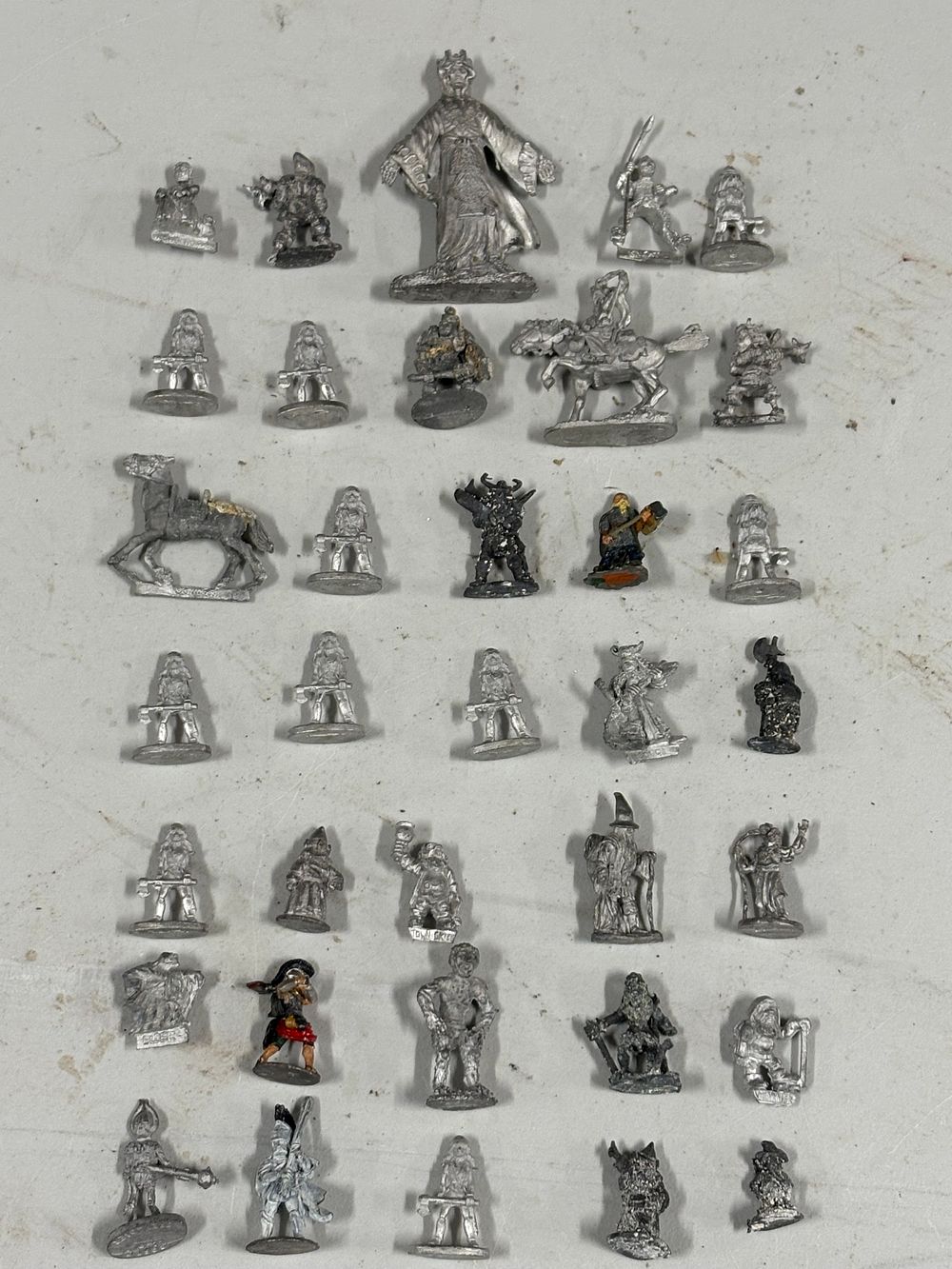 Lot 153: War Hammer / Dungeons and Dragons Figures