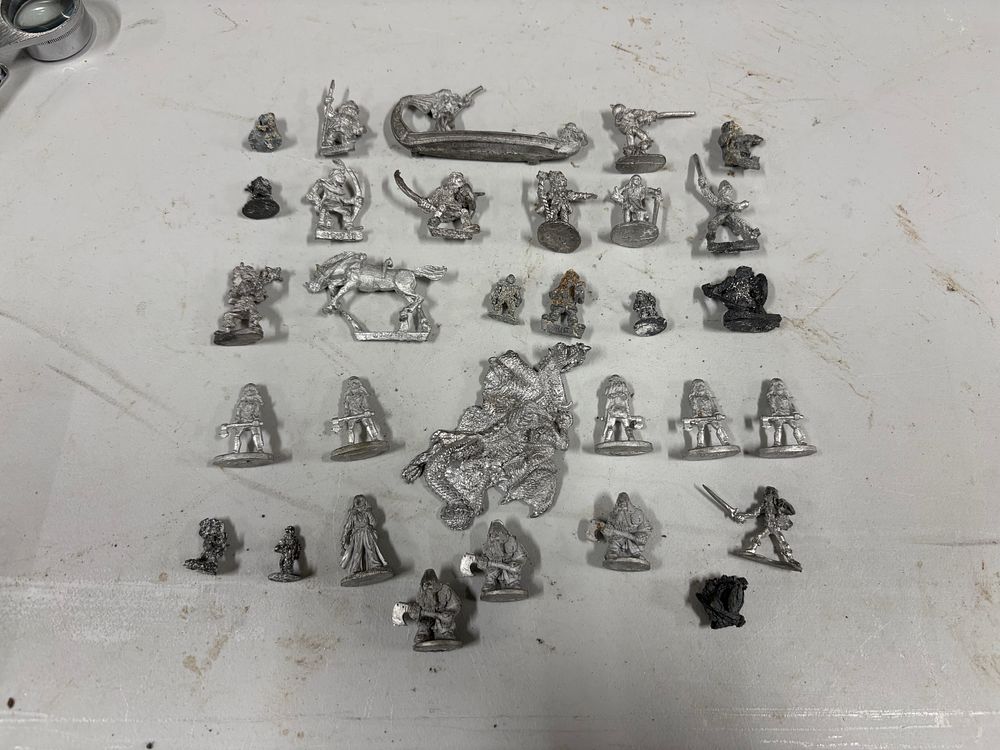 Lot 155: War Hammer / Dungeons and Dragons Figures