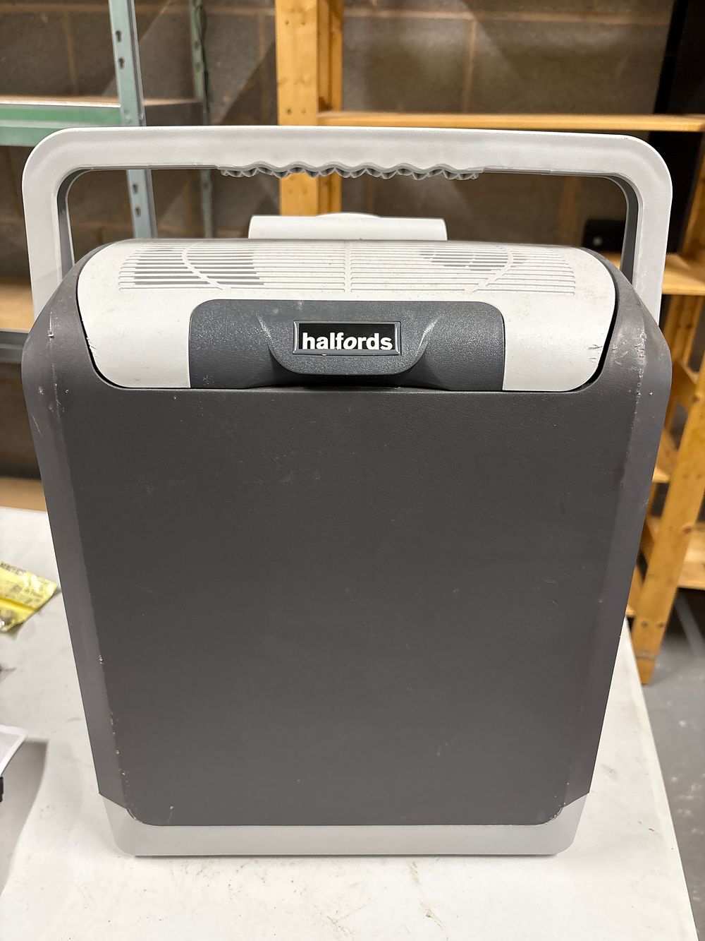 Lot 165: Halfords 12volt Cool box