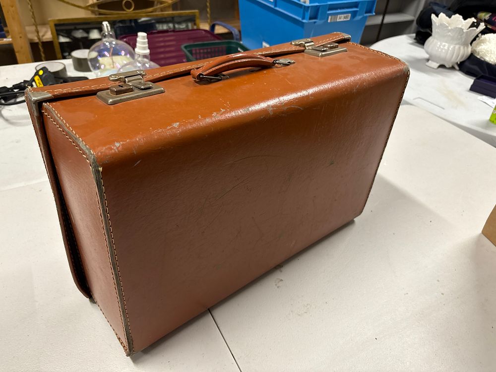 Lot 173: Vintage Brown Leather Effect Case