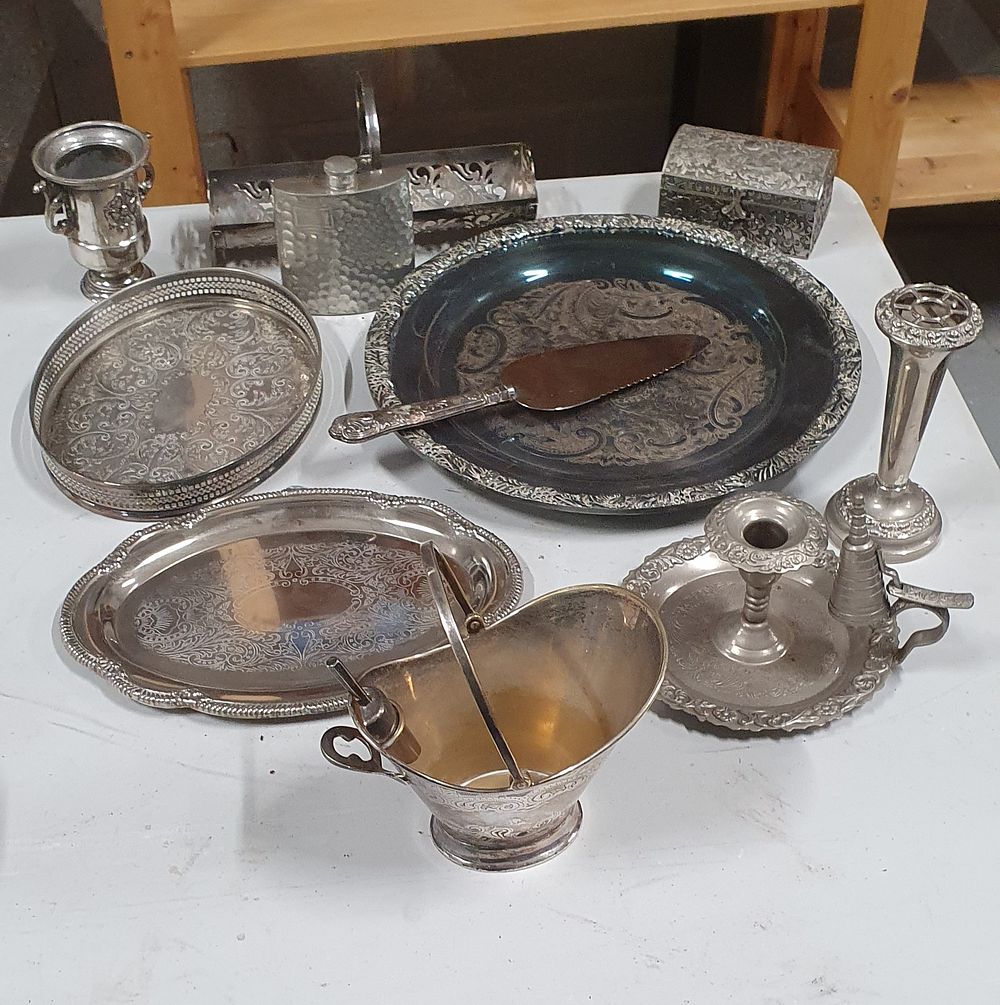 Lot 194: Selection of metalware