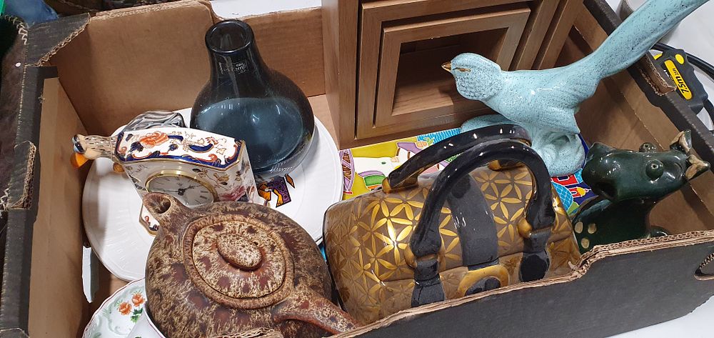 Lot 210: Mixed box of house clearance items