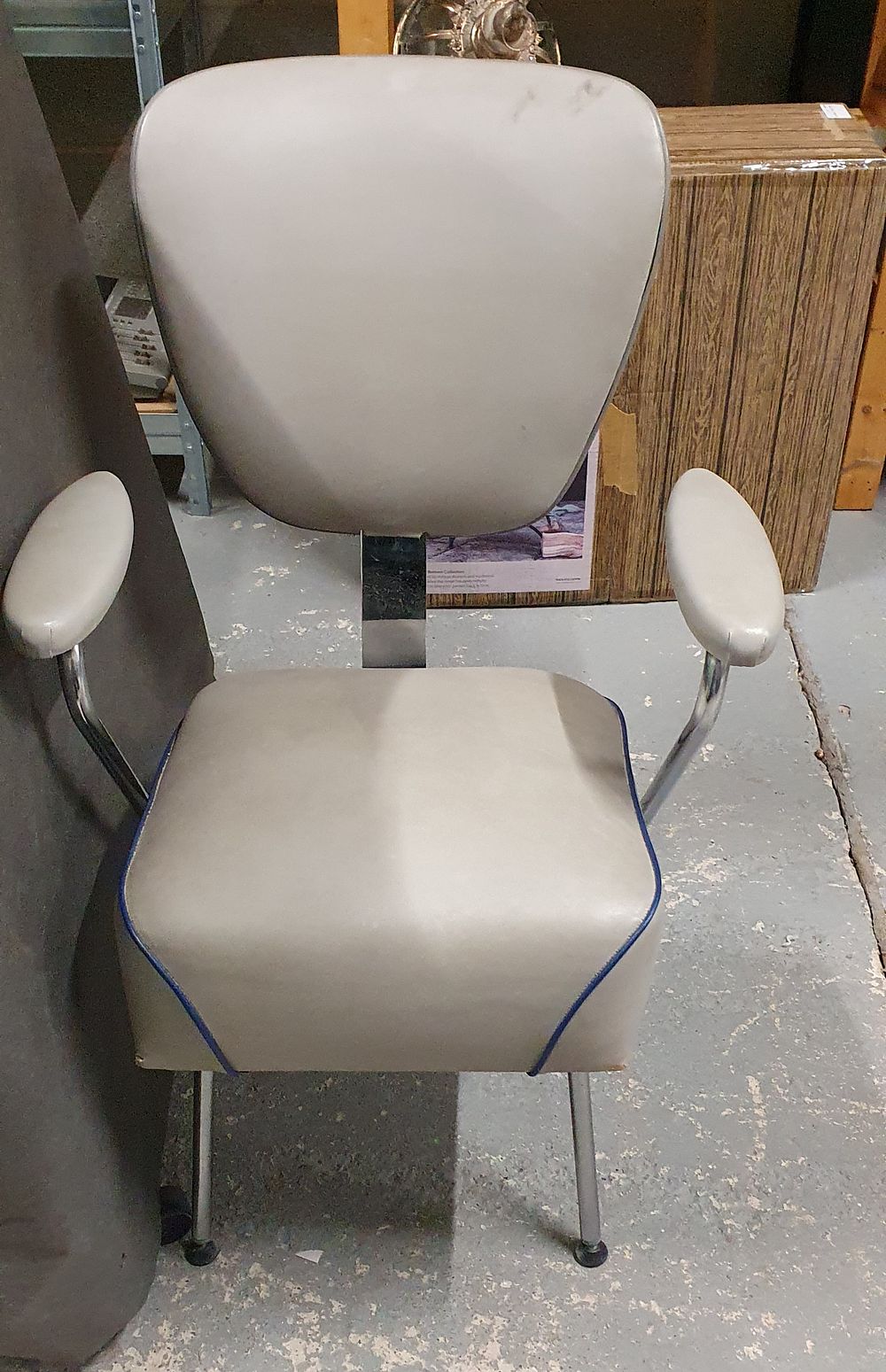 Lot 221: Mid- century hairdressers chair