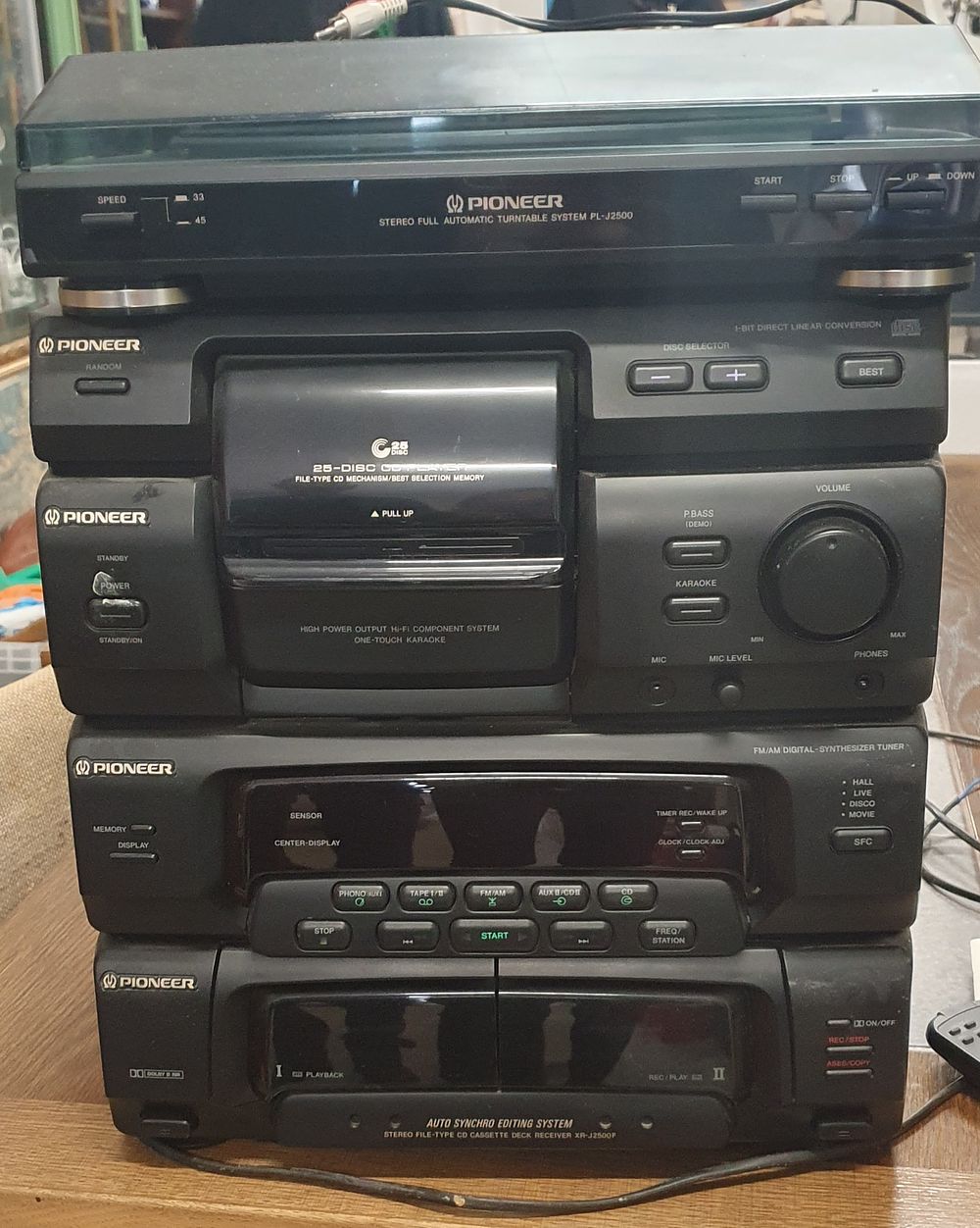 Lot 265: 25 CD Changer Pioneer Hi-Fi component system