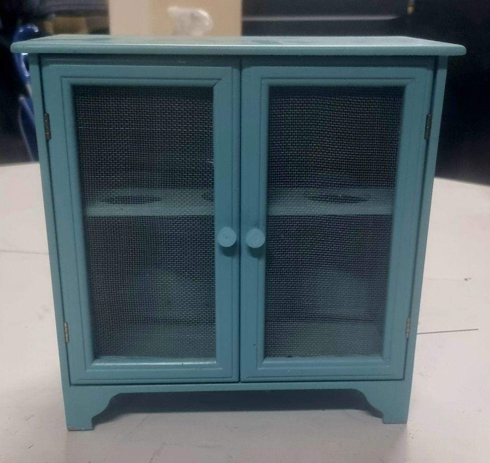 Lot 278: Blue egg box