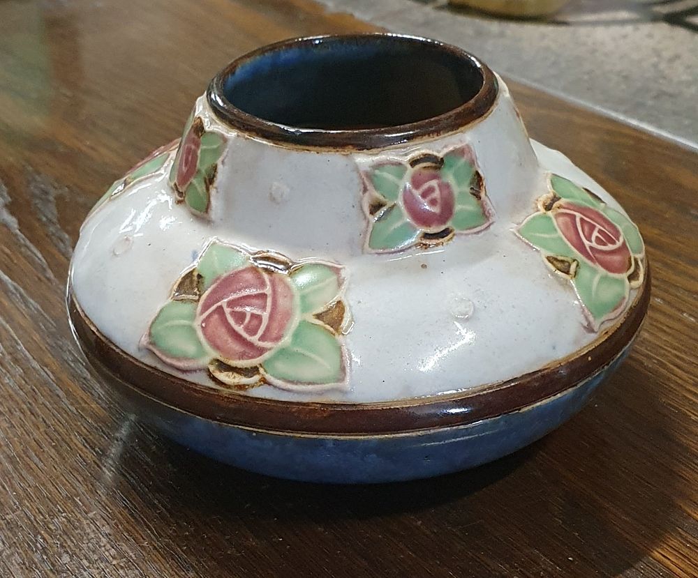 Lot 281: Royal doulton decorative vase