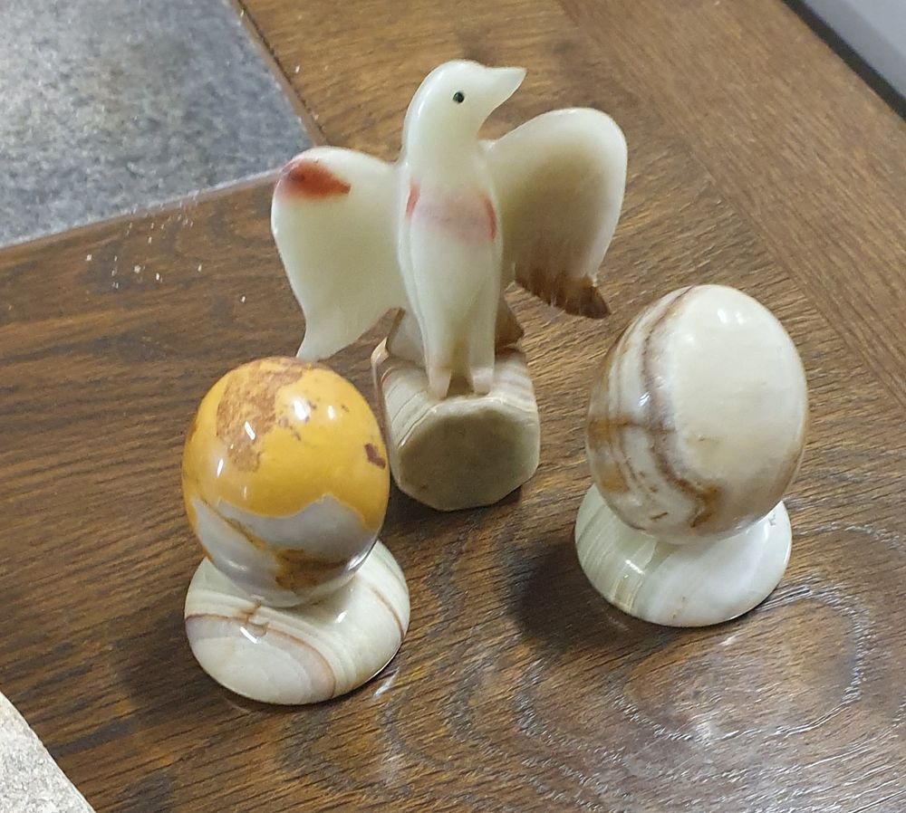 Lot 285: Vintage onyx phoenix with eggs and large ashtray