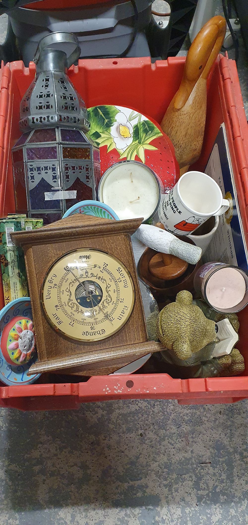 Lot 289: Box of useful and decorative items