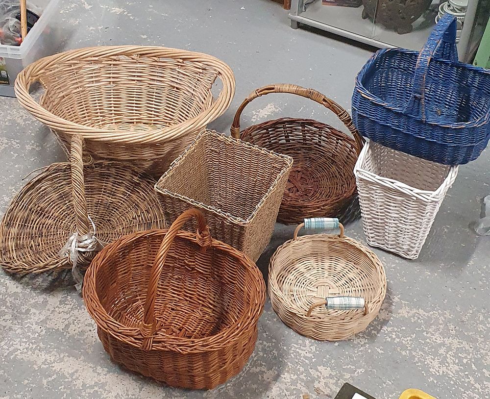 Lot 293: A mixture of different colour and size baskets