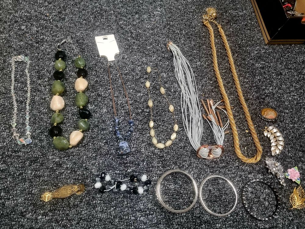 Lot 172: Mixed Selection of House Clearance Jewelery