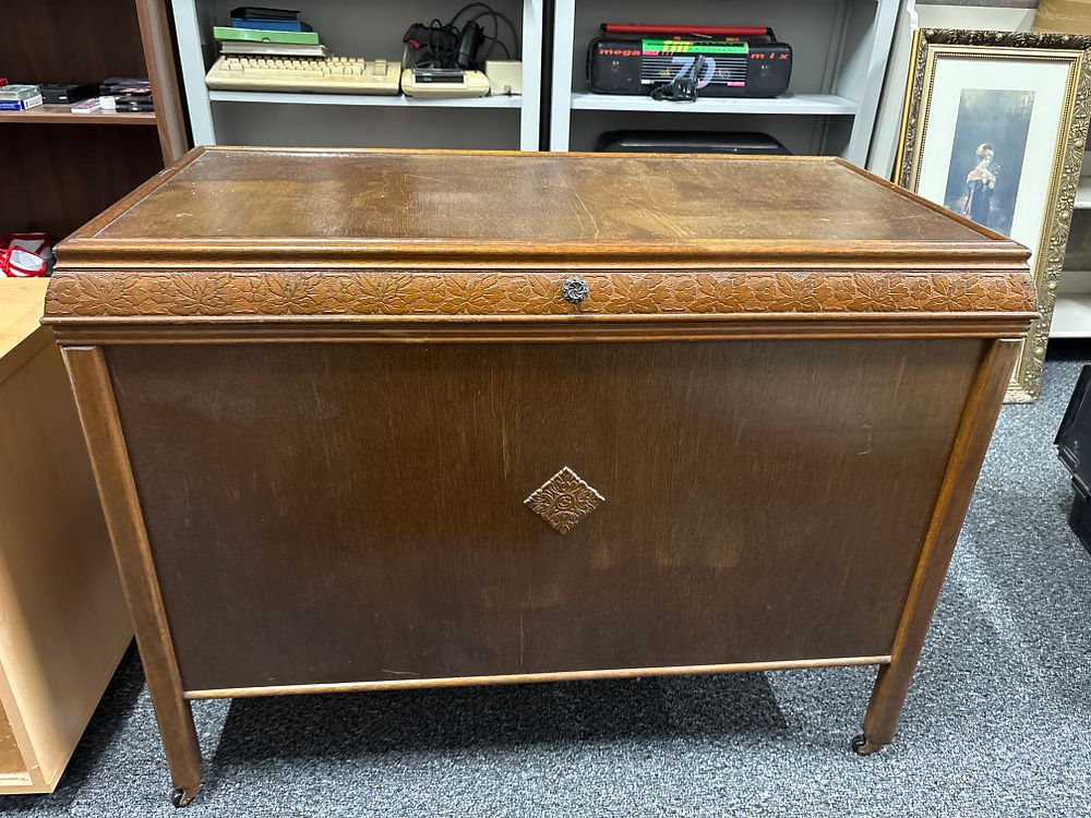Lot 181: Large Bedding Box