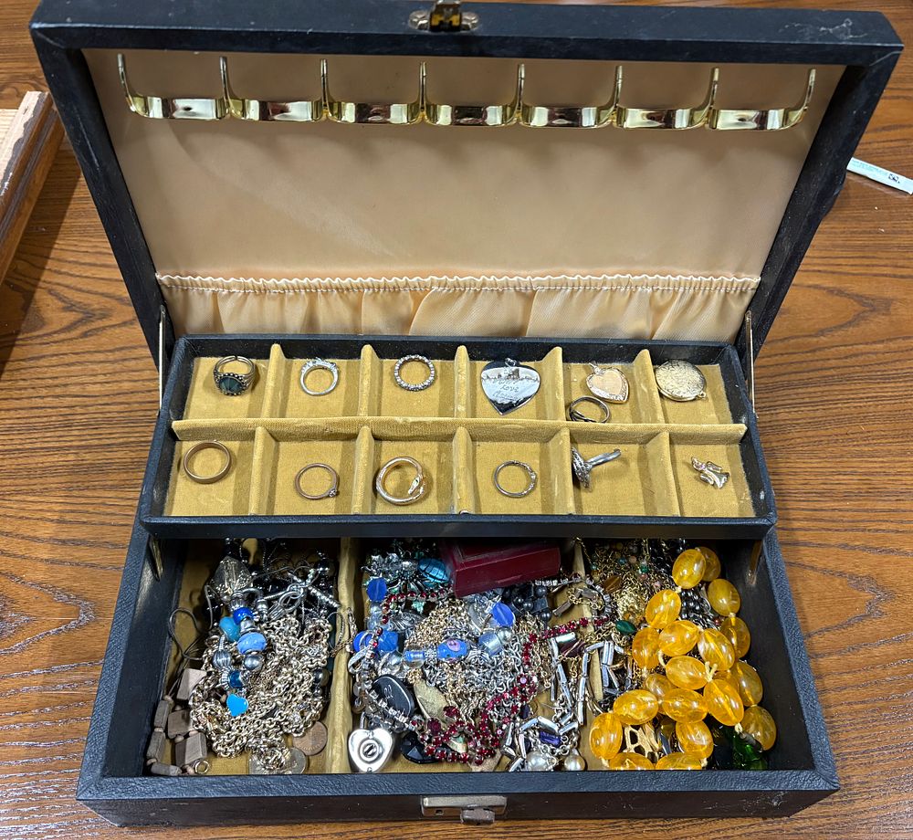 Lot 229: Old large Jewellery Box and Contents