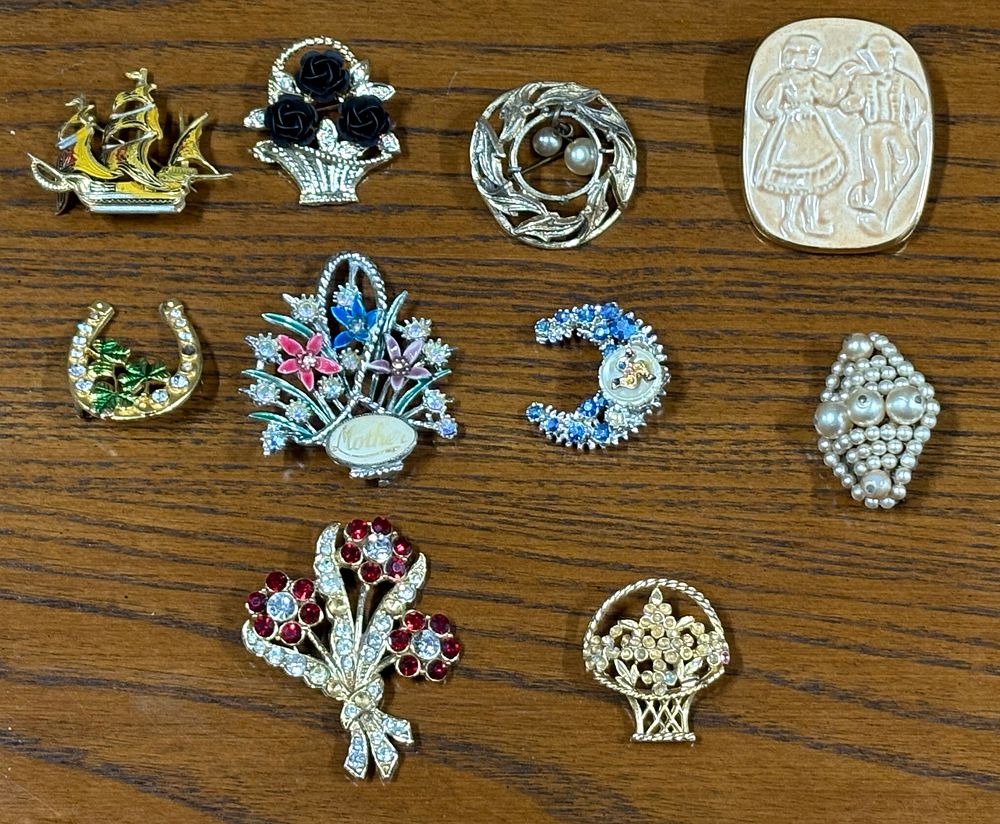 Lot 230: Selection of 10 Brooches