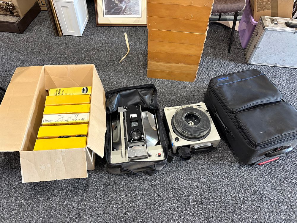 Lot 206: Elmo Carousel Slide Projector With Leads