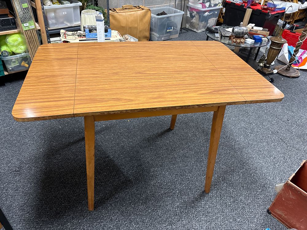Lot 151: Formica topped Dropleaf dining table