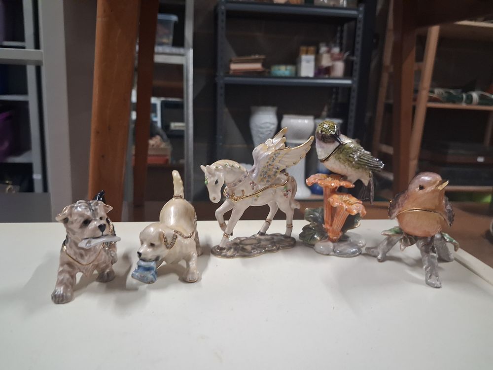 Lot 158: A selection of decorative trinket boxs