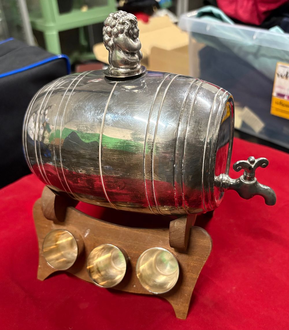 Lot 182: Vintage Spirit Tank With 6 Shot Cups