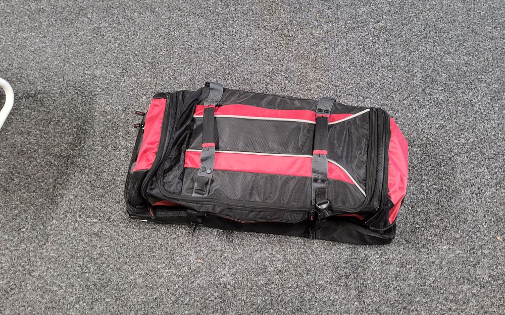 Lot 166: Mystery lot... Large Holdall. (77 x 34 x 31cm)