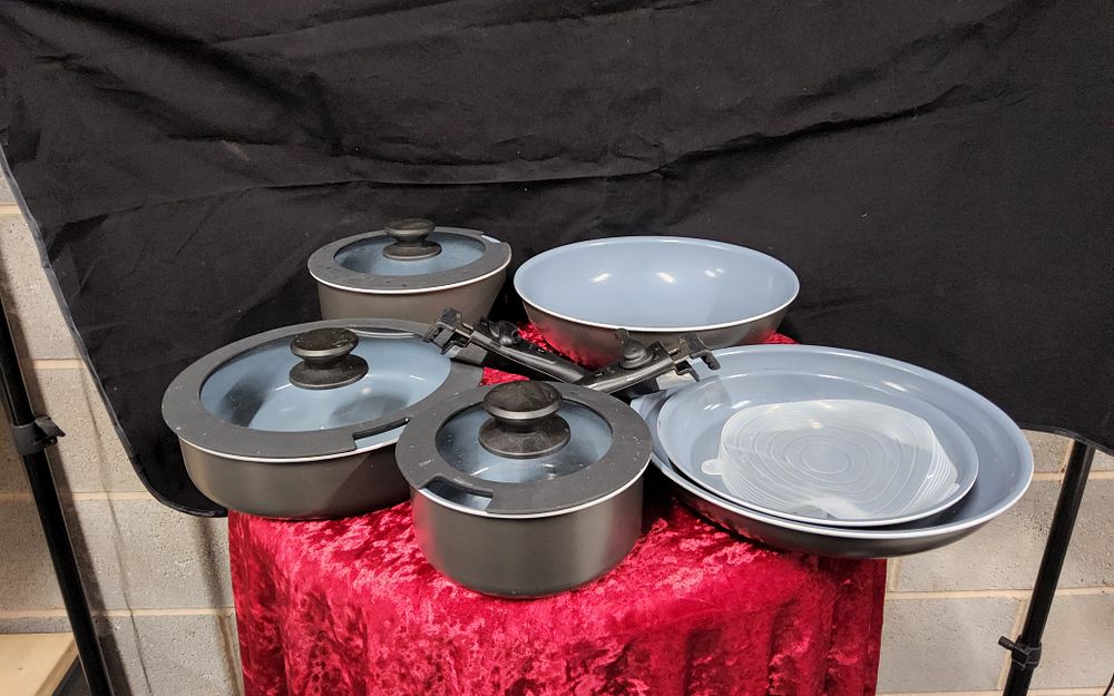 Lot 167: 7 Piece Tower "FREEDOM" pan set
