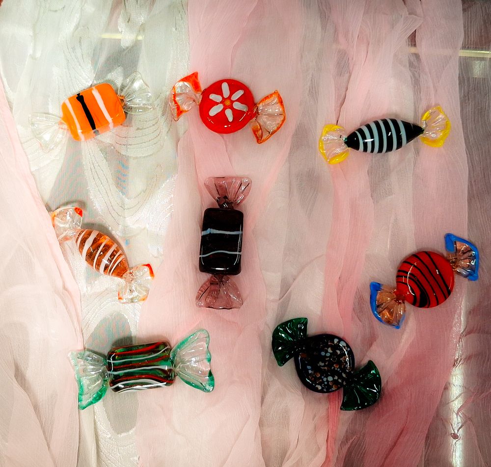Lot 175: Glass sweets