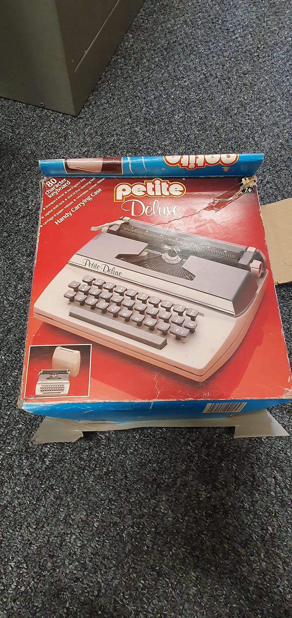 Lot 197: Vintage petite deluxe typewriter