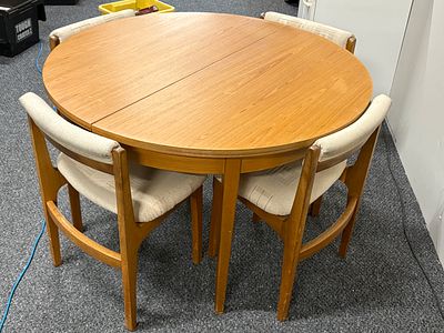 Round Dining Table and 4 Chairs. Table does Extend . 113cm Diameter