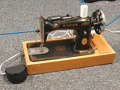 Vintage singer sewing machine. Good working order