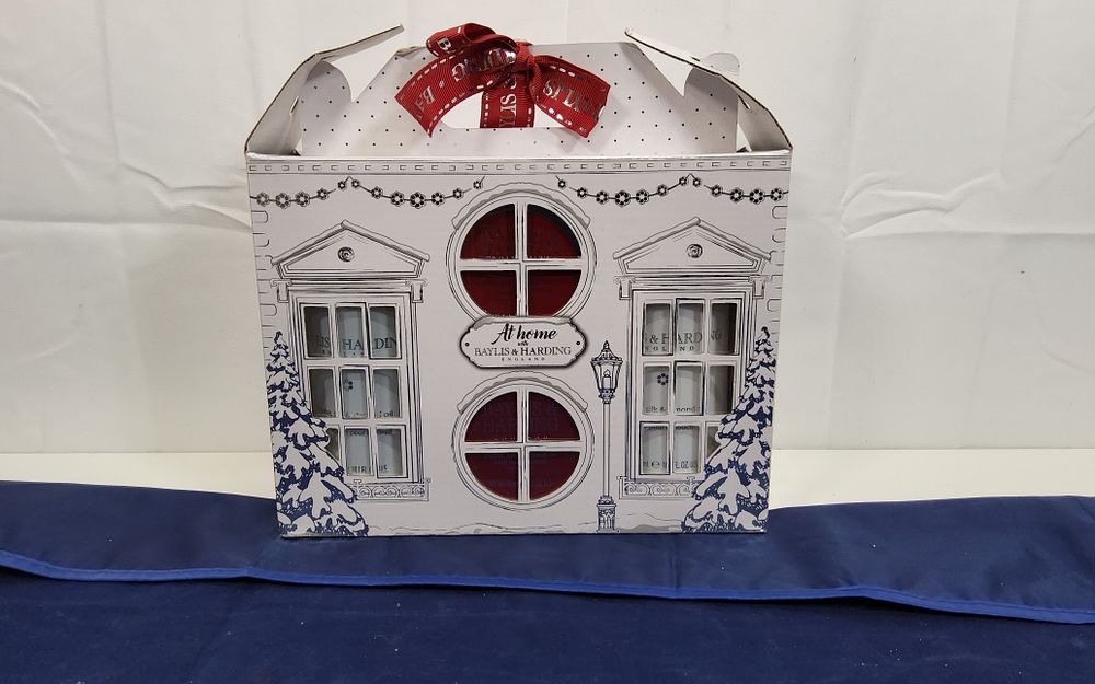Lot 160: BAYLIS & HARDING "At Home" gift set ...