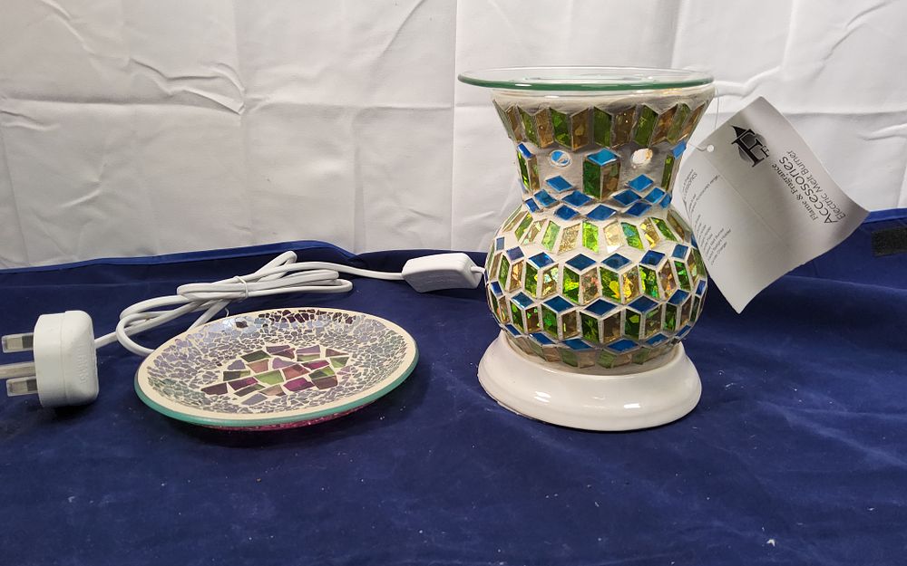 Lot 162: Flame & Fragrance Accessories electric melt burner and saucer .