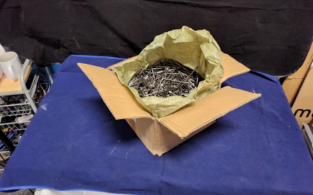 Lot 189: 20kg box of nails (Un-used).
