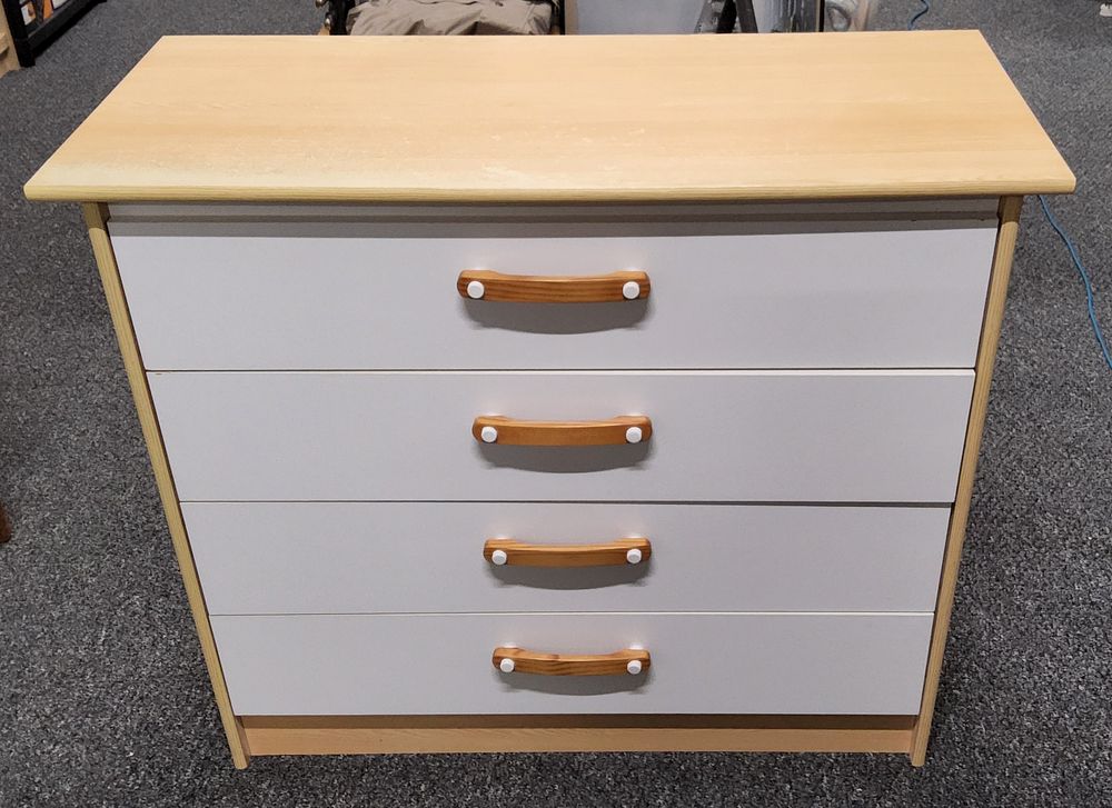 Lot 219: Chest of Drawers