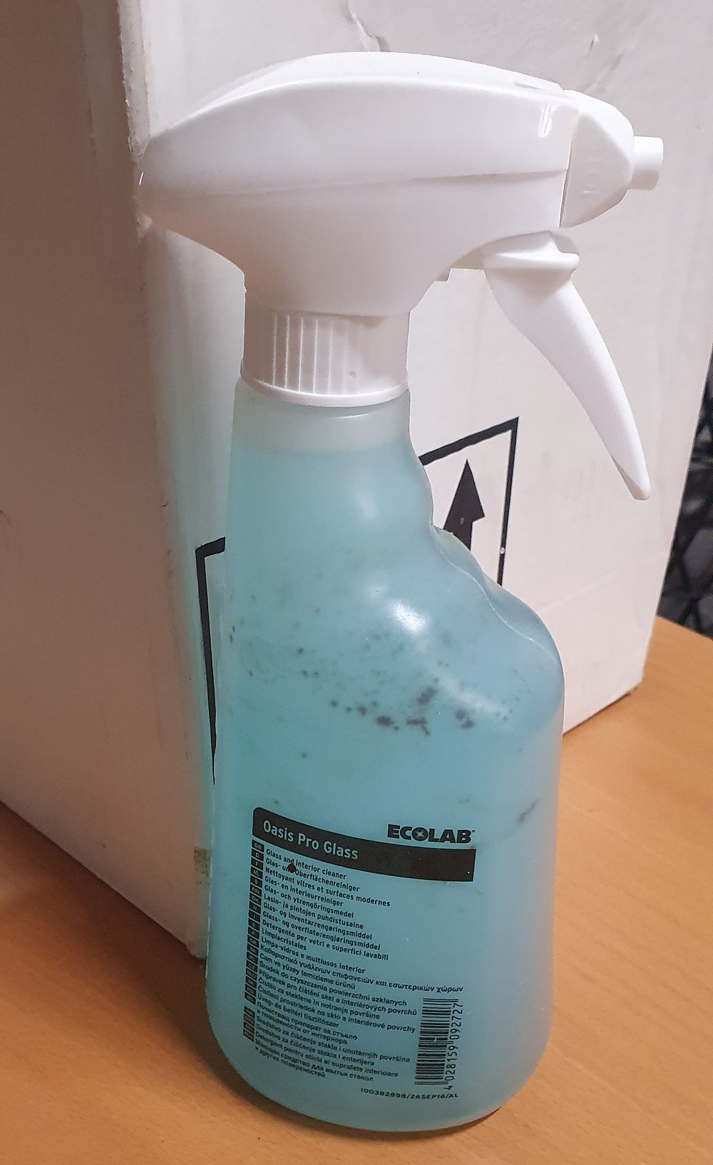 Lot 133: Box of 6 Ecolab oasis pro glass cleaner